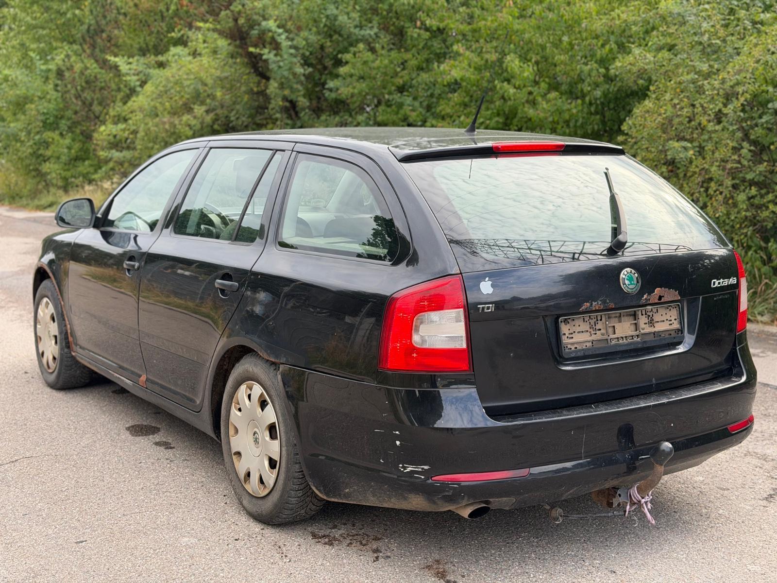 Skoda Octavia 2010 — rear view