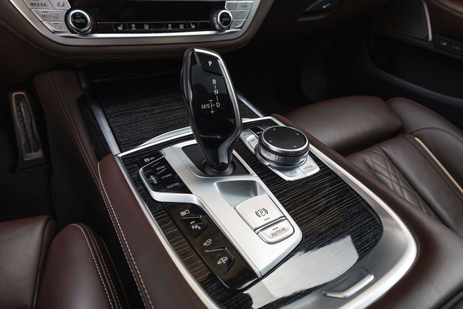 Fahrzeugabbildung BMW 745 e M SPORT H&K LASER MASSAGE PANO 360° HUD