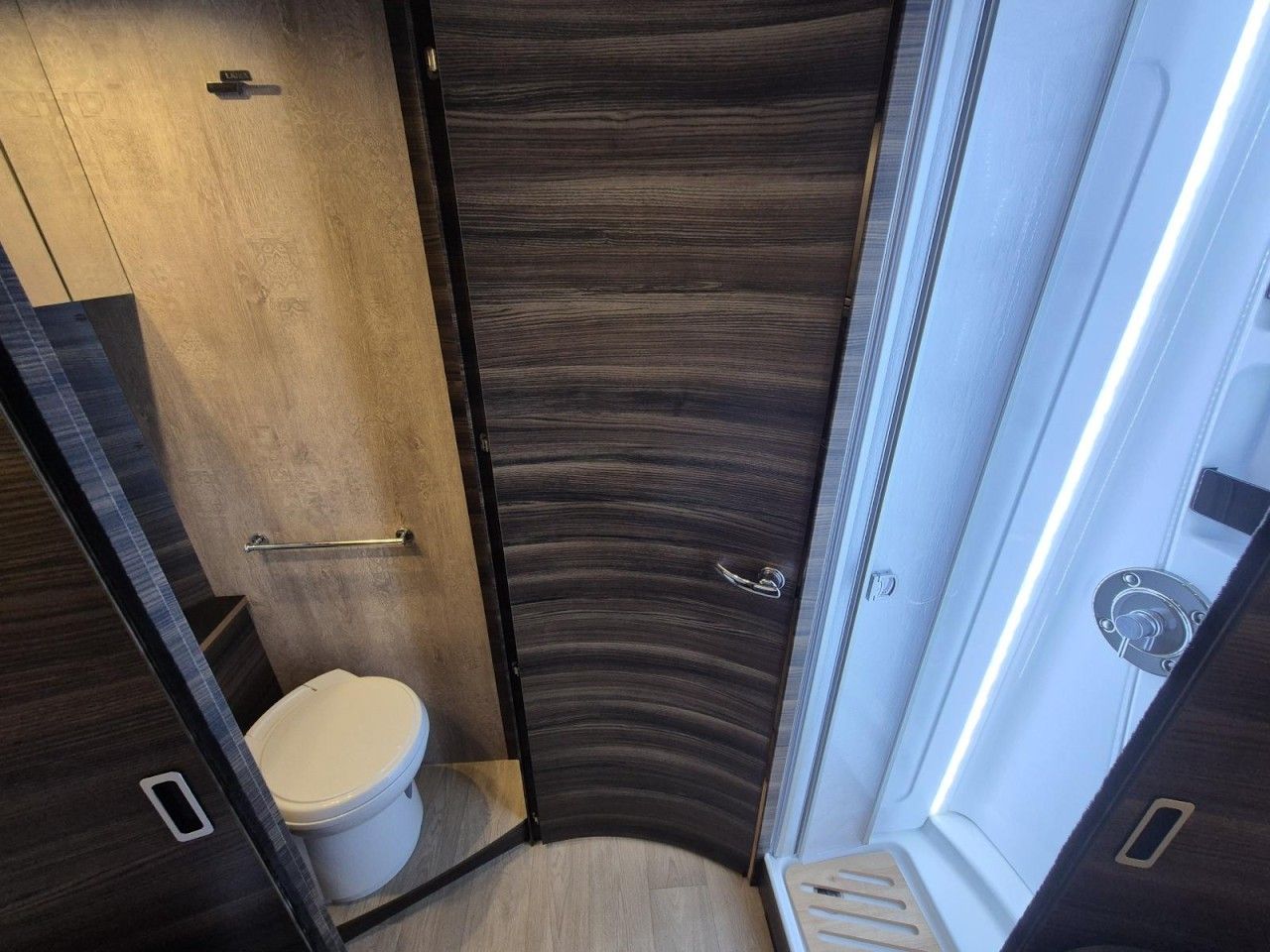 Fahrzeugabbildung Laika ECOVIP L 4009 DS Heavy Klima Radträger Face2Face