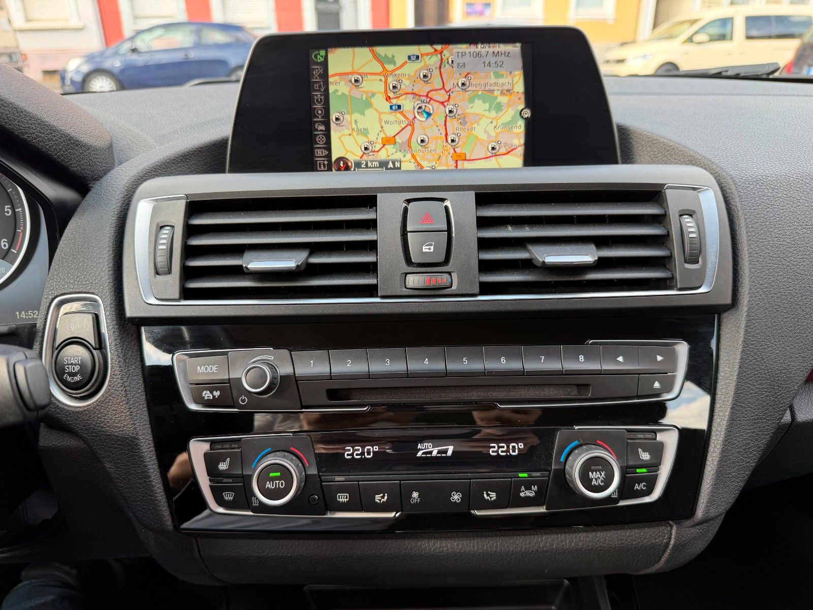 Fahrzeugabbildung BMW 118 d Sport Line AUTOMATIK NAVI BMW SCHECKHEFT