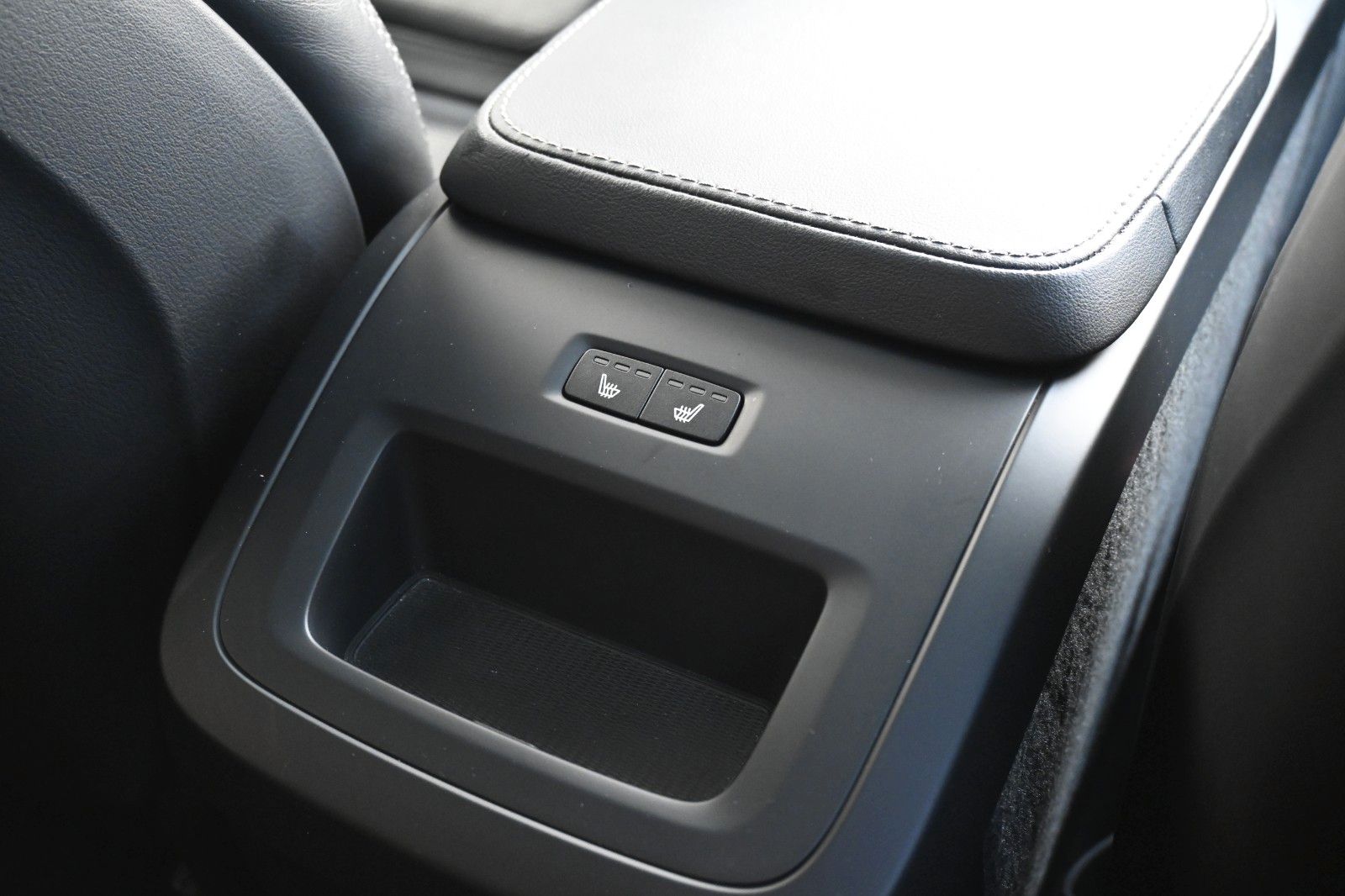 Fahrzeugabbildung Volvo XC90 B5D AWD Plus Dark*STDHZG*PANO*LUFT*360°*AHK