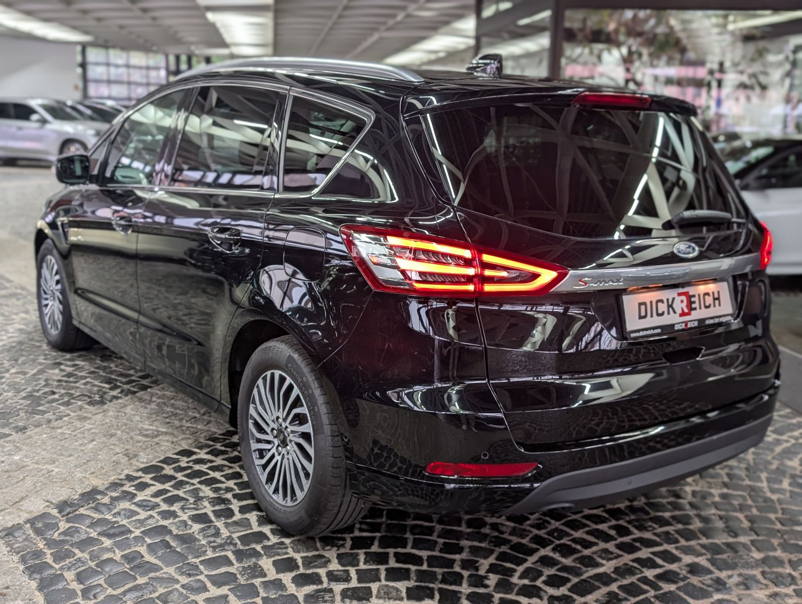 Fahrzeugabbildung Ford S-MAX Titanium TEMP KAM XENON NAVI 7-SITZER SHZ