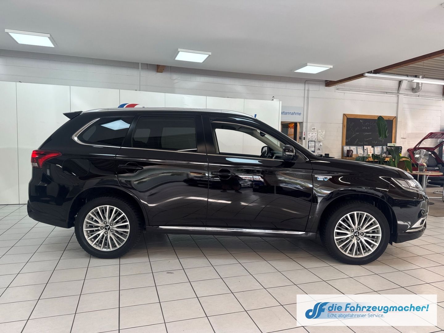 Fahrzeugabbildung Mitsubishi Outlander PHEV Plus 4WD StandHZG LED ACC El. Hec