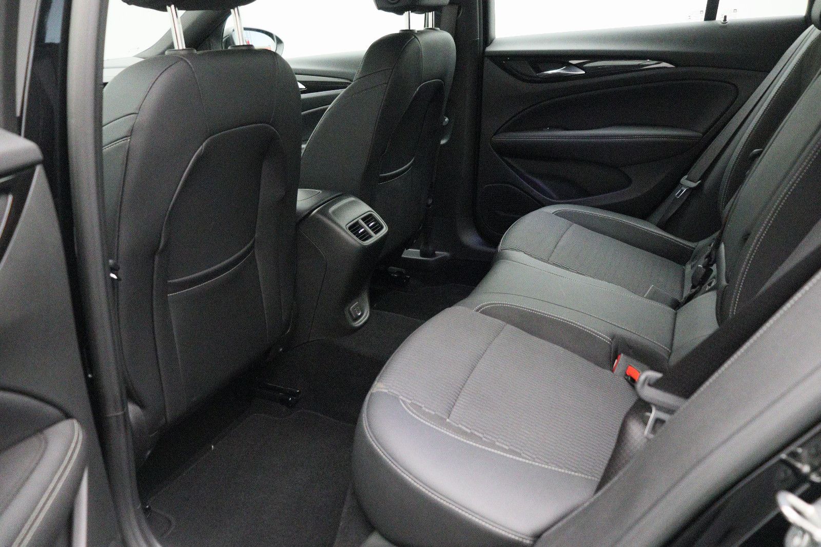 Fahrzeugabbildung Opel Insignia B Sports Tourer 2.0 Elegance