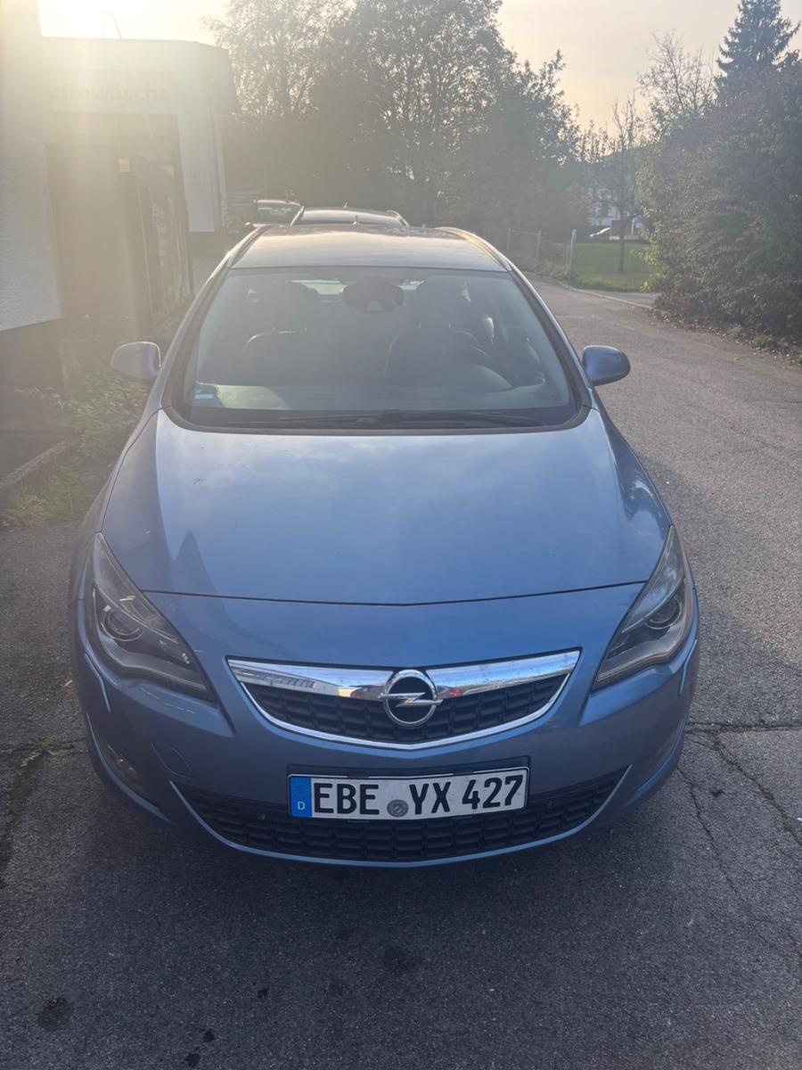 Opel Astra 2010 — interior