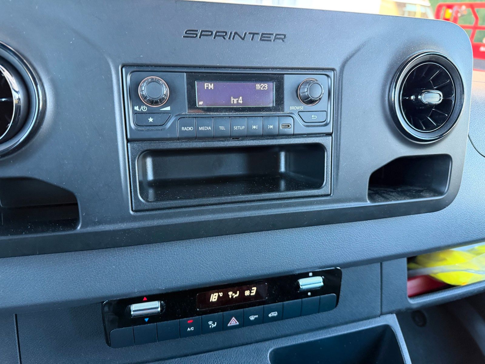 Fahrzeugabbildung Mercedes-Benz Sprinter 215 CDI DoKa Klima AHK