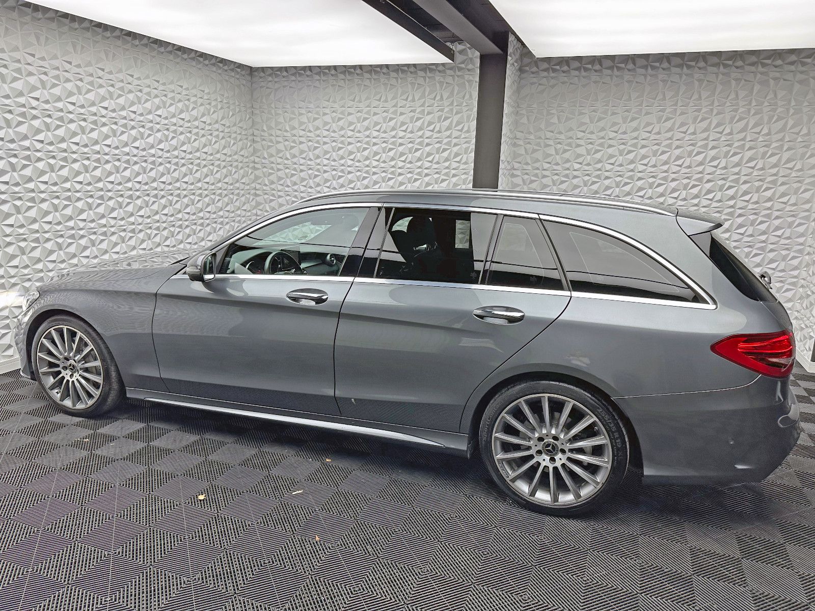 Fahrzeugabbildung Mercedes-Benz C 250d AMG/9G/KEYL/DISTRO/AMBIENTE/PANO/360°/ILS