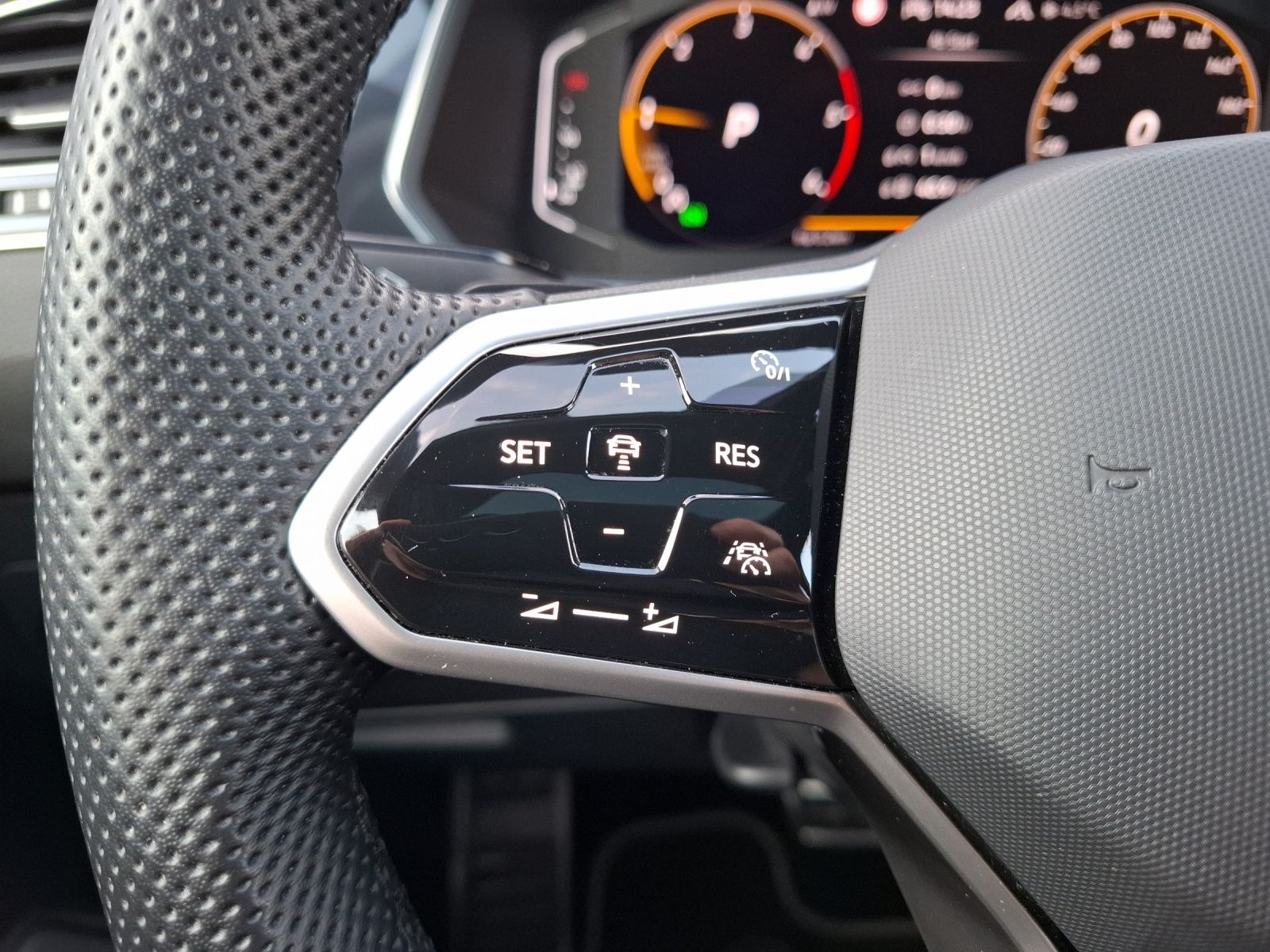Fahrzeugabbildung Volkswagen Tiguan Allspace TDI R-Line DSG 4M Matrix Navi Pa