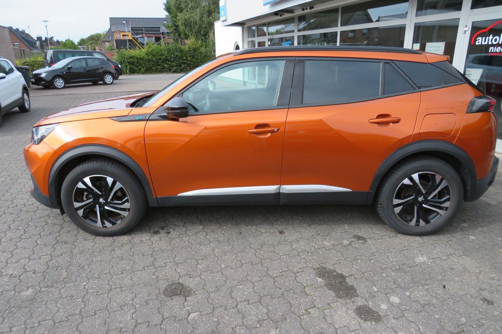 Fahrzeugabbildung Peugeot 2008-E ALLURE APP-CONNECT PDC GRA TELVOR 1.Hd