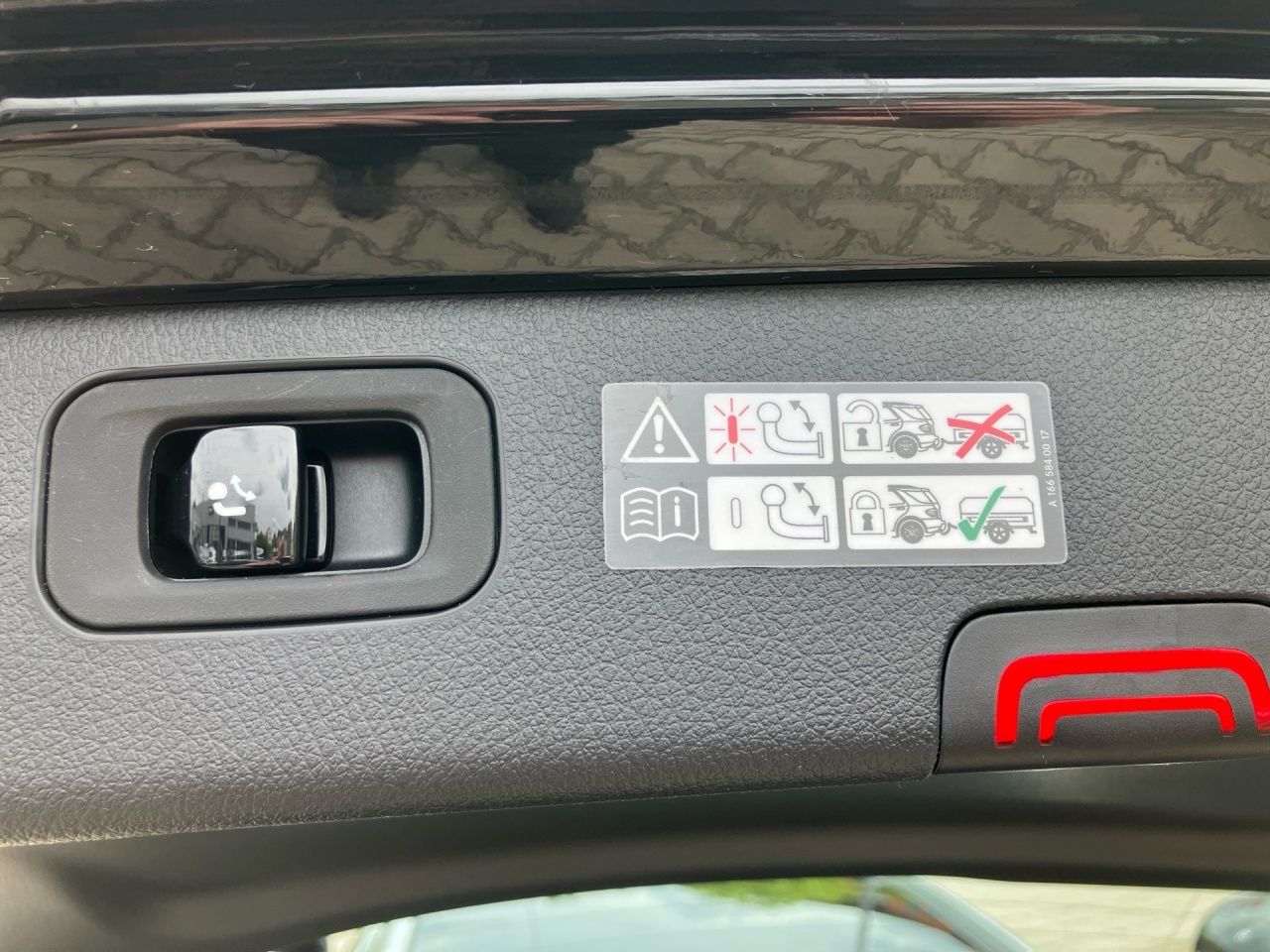 Fahrzeugabbildung Mercedes-Benz C 300 d T AMG AHK+Ambi+Kam+LED+Distr+UrbanGuard