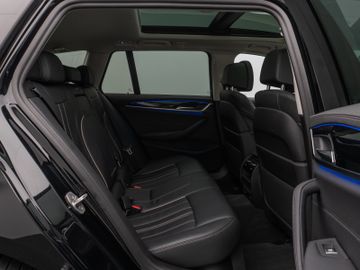 Fahrzeugabbildung BMW 530d xDr Tour AHK  Pano ACC HUD Komfortsitz