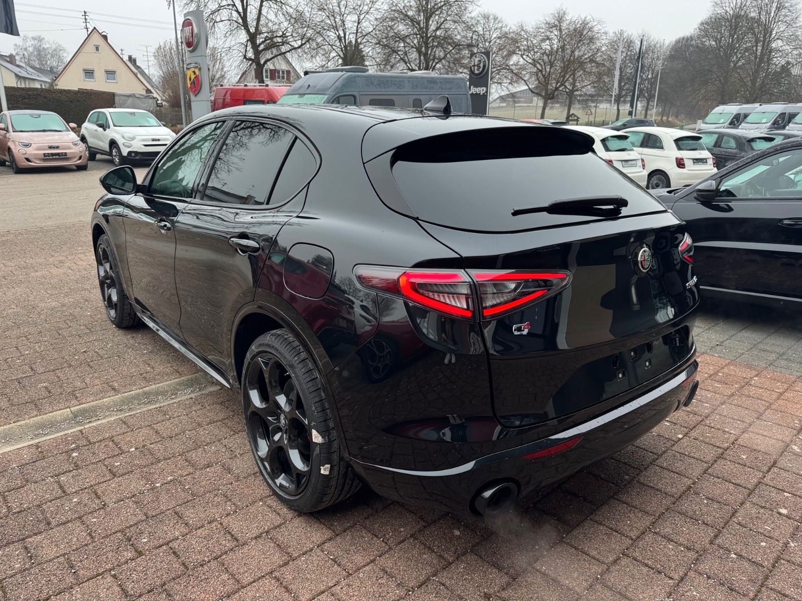 Fahrzeugabbildung Alfa Romeo Stelvio VELOCE 280 PS AT8 - Q4 AHK PANORAMA