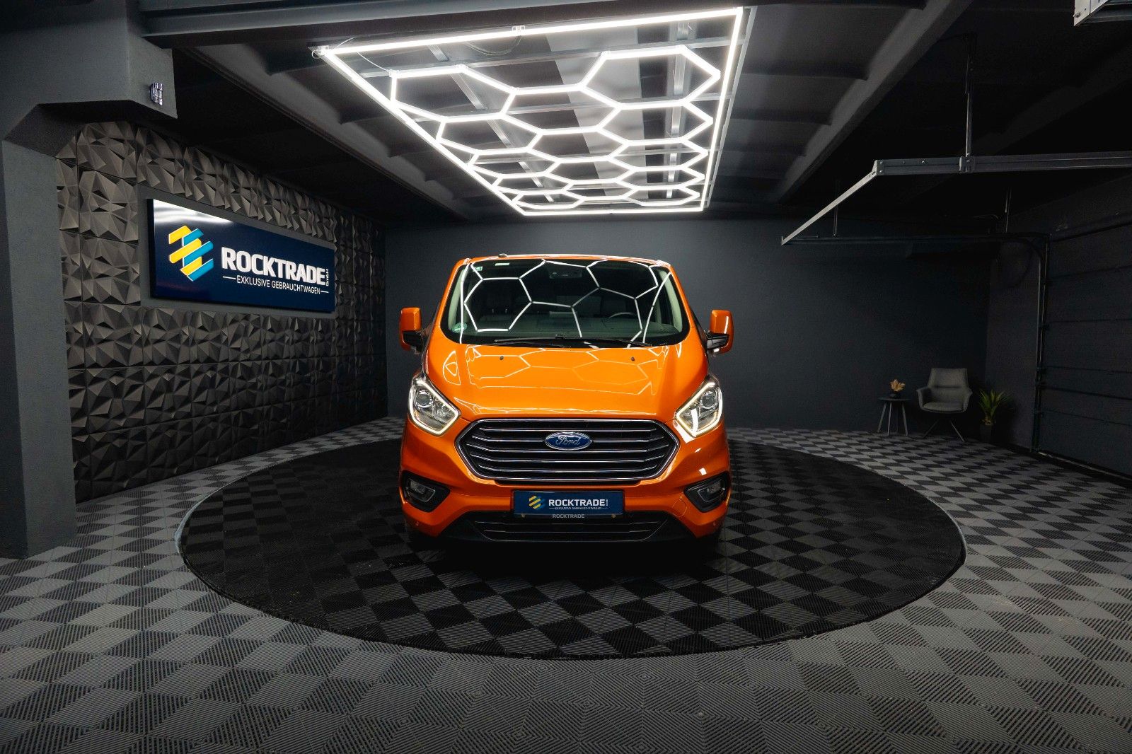 Fahrzeugabbildung Ford Tourneo Custom Kombi 320 L2 Trend Lang 9 Sitze