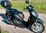 Honda SH 150 Timeless Grey Metallic 1. Hand