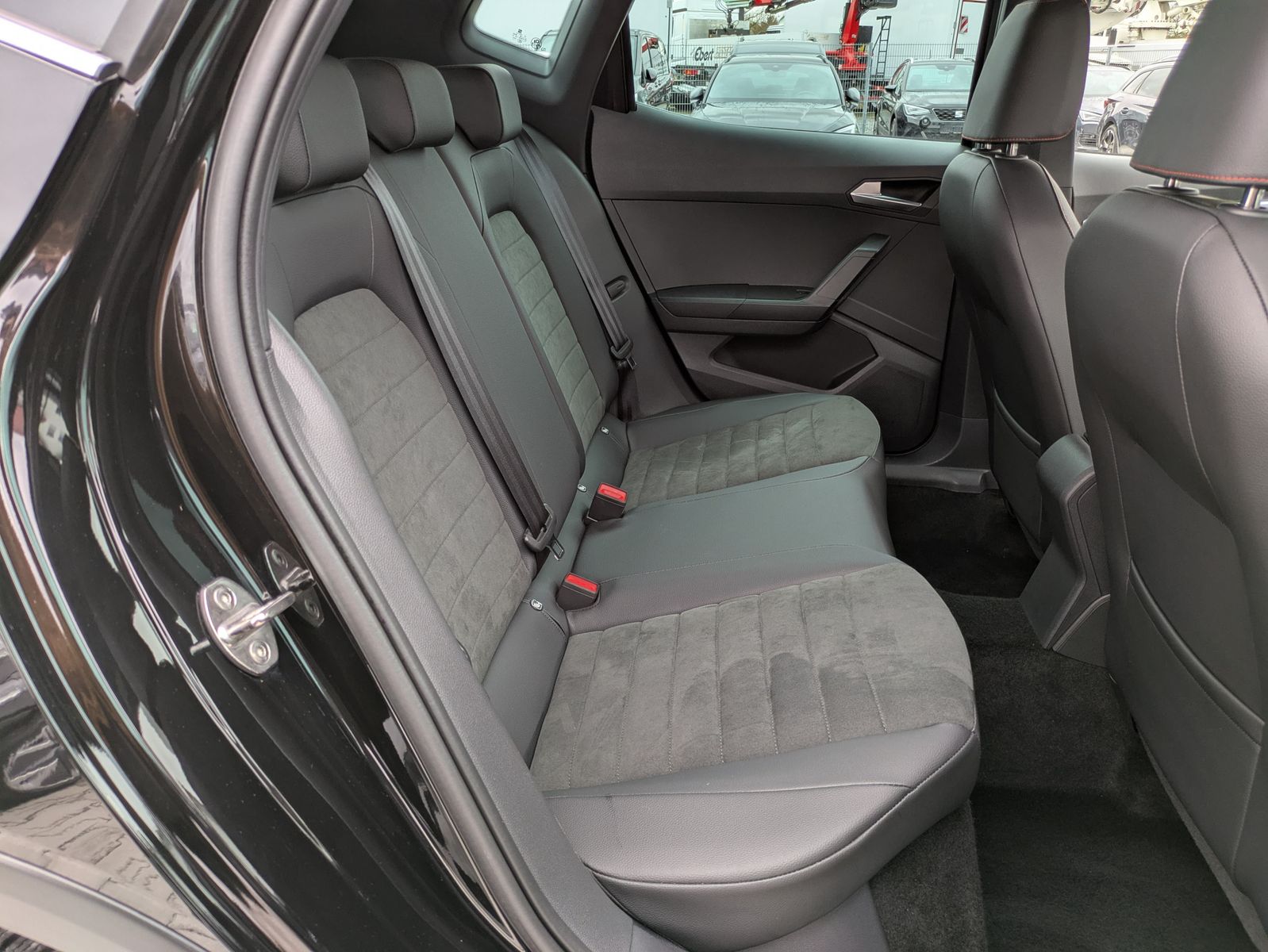 Fahrzeugabbildung SEAT Arona 1.5 TSI FR DSG AHK*ACC*LED*APP*DAB*KAMERA