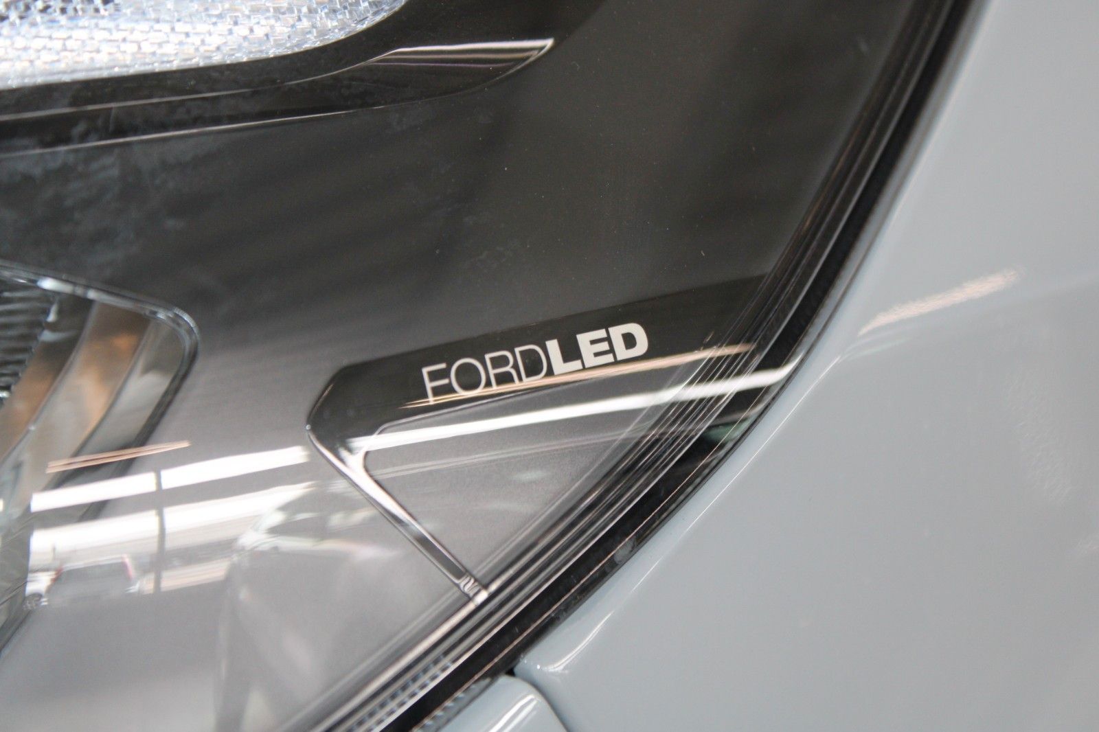 Fahrzeugabbildung Ford Tourneo Custom PHEV ACTIVE 8-Sitzer B&O NAVI LED