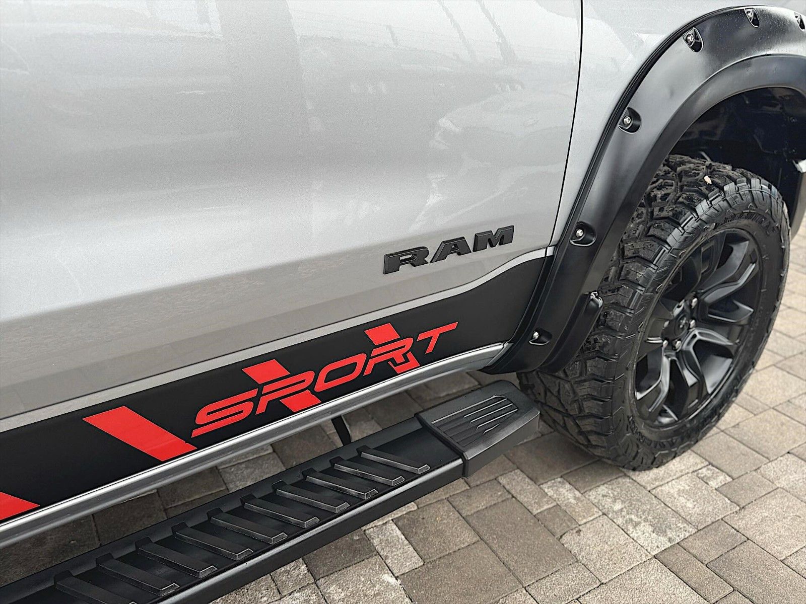 Fahrzeugabbildung Dodge RAM 5.7 V8 HEMI Night Editon Offroad 4x4 LONGBED