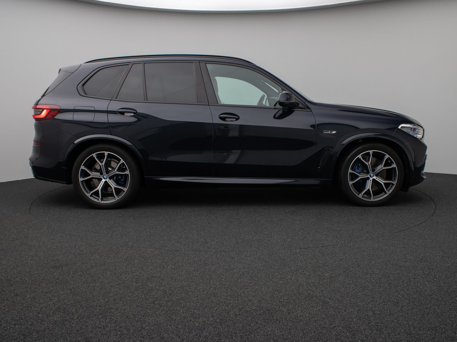 Fahrzeugabbildung BMW X5 xD45e M Sport Panorama 360°HUD HiFi NightVisi