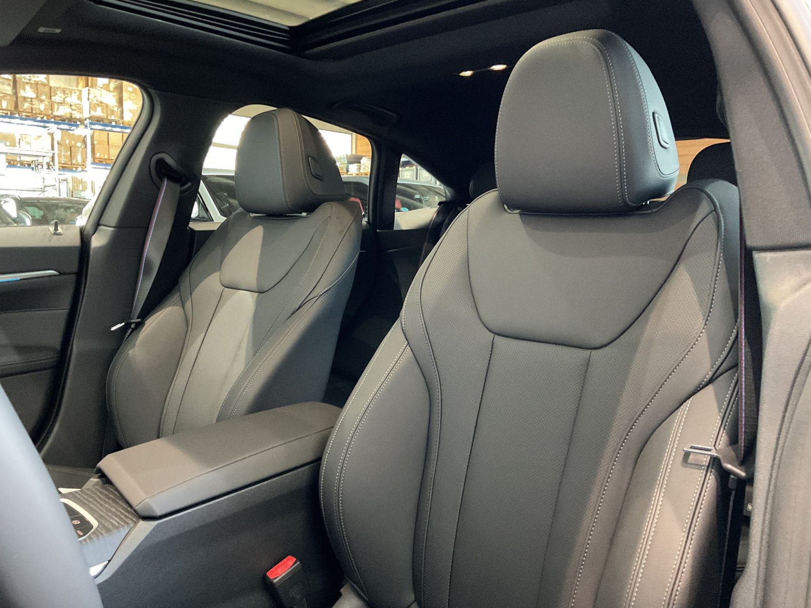 Fahrzeugabbildung BMW i4 xDrive40 *AHK *Glasdach *M Sportpaket pro