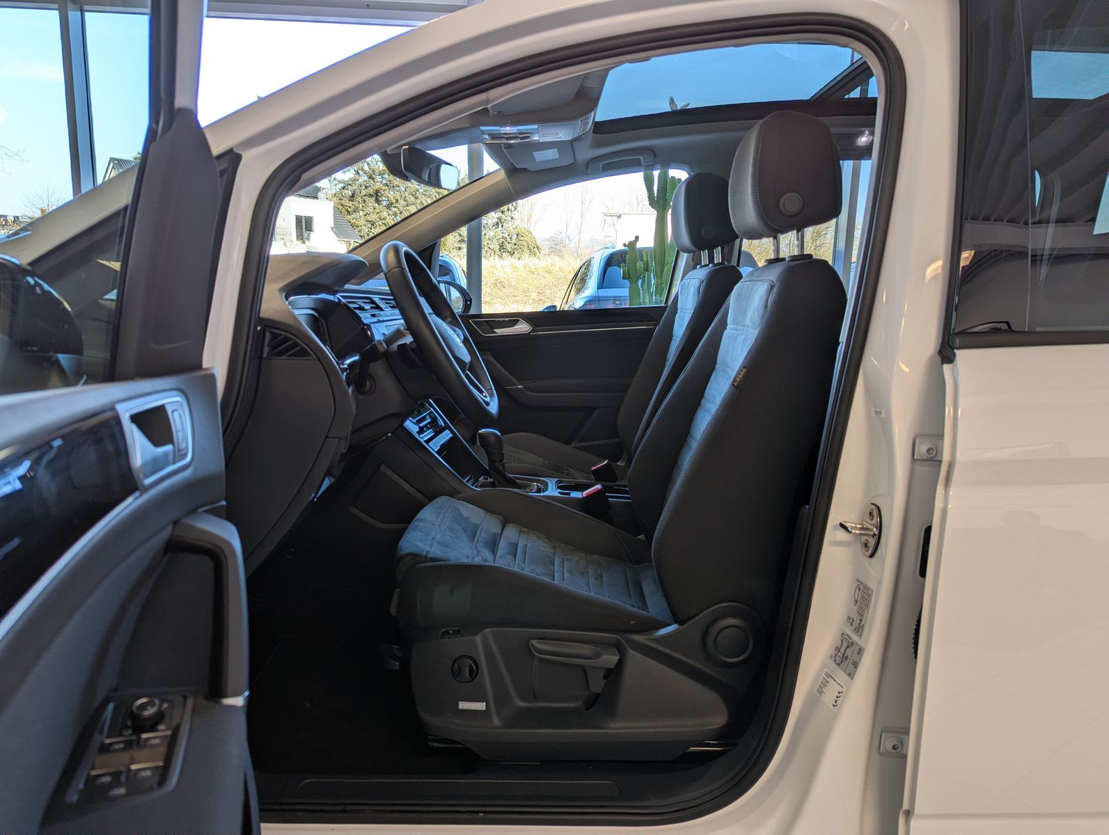 VW Touran 2.0 DSG R-Line High. Pano 7-Si IQ.Dri AHK - Image 12