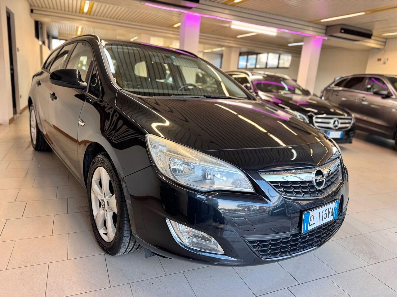 Opel Astra 2012 — rear view