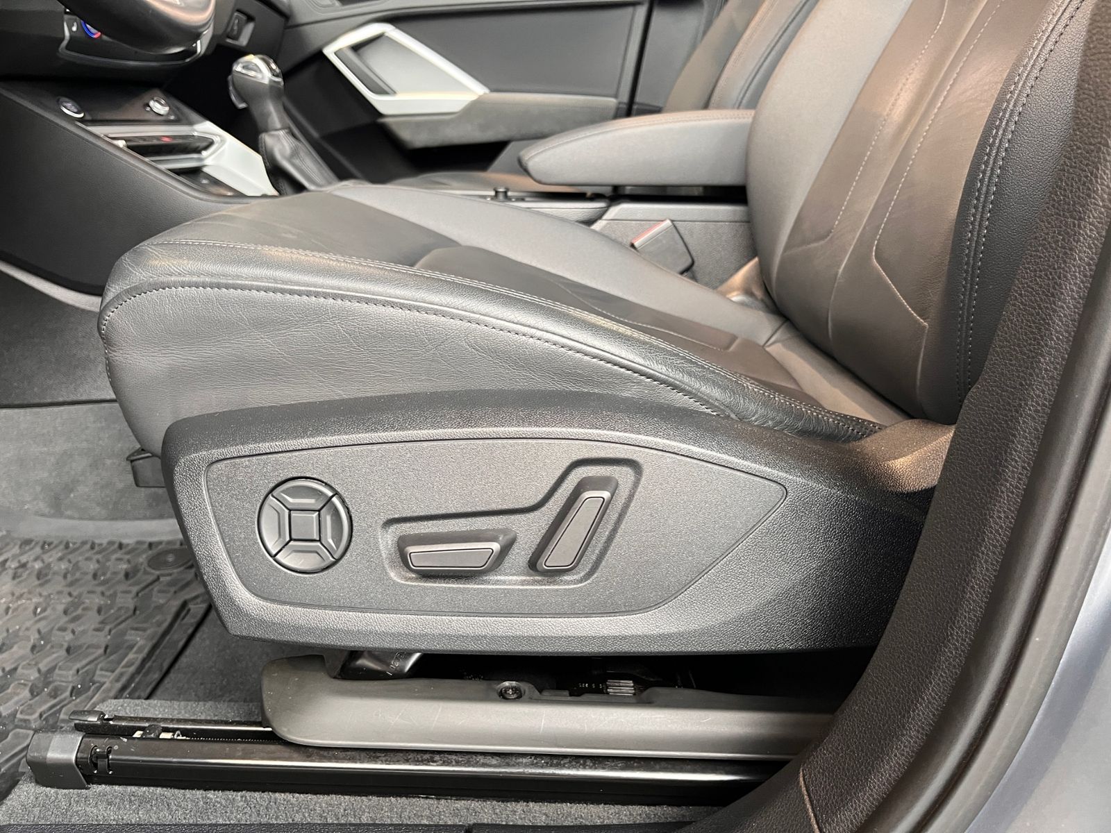 Fahrzeugabbildung Audi Q3 40 TFSI quattro advanced PANO AHK LED