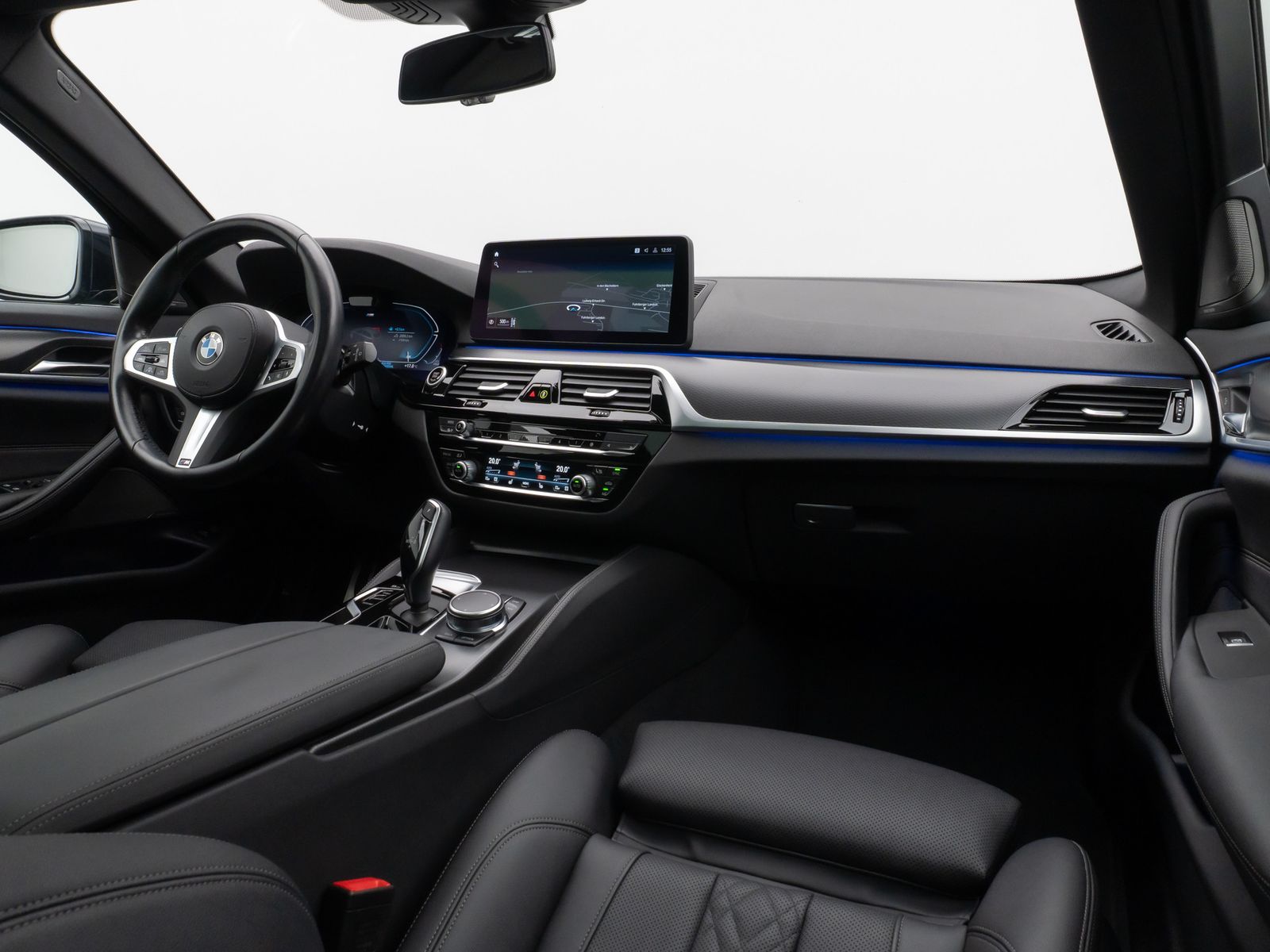 Fahrzeugabbildung BMW 520d xD M Sport Panorama Kamera HUD DAB H/K AHK
