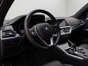 Fahrzeugabbildung BMW 320d Tour Sport Line AHK Standheizung LaserLicht