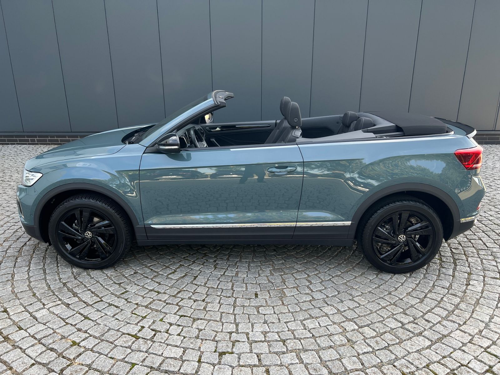 Fahrzeugabbildung Volkswagen T-Roc Cabriolet Style 1.5 TSI DSG *AHK, BlackSty