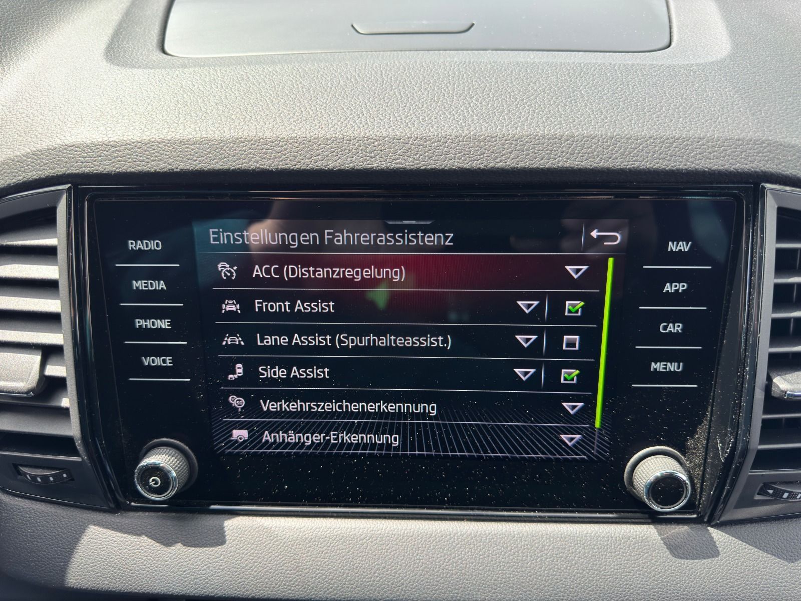 Fahrzeugabbildung SKODA Karoq Sportline 1.5TSI DSG*RFK*AHK*SideAss*eHeck
