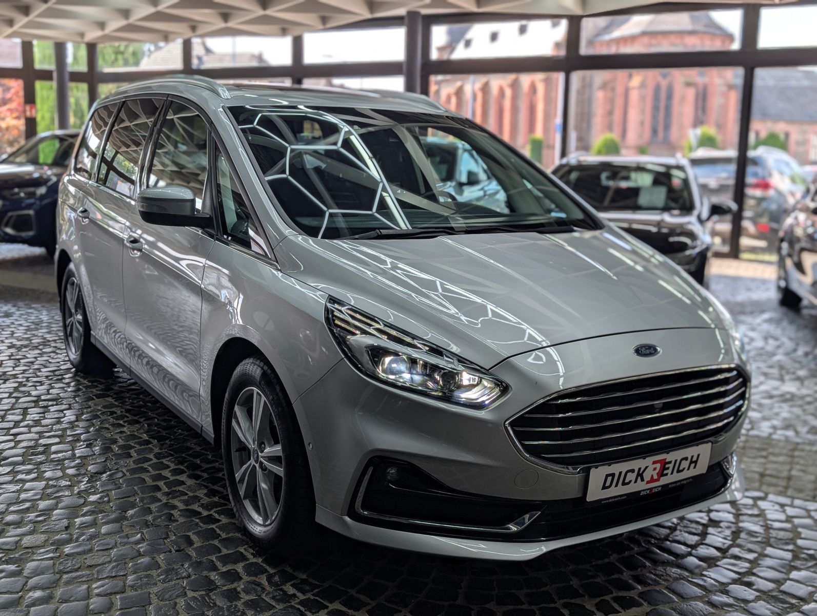 Fahrzeugabbildung Ford Galaxy Titanium 2.0 EB ACC PANO AHK LED 7-SITZE
