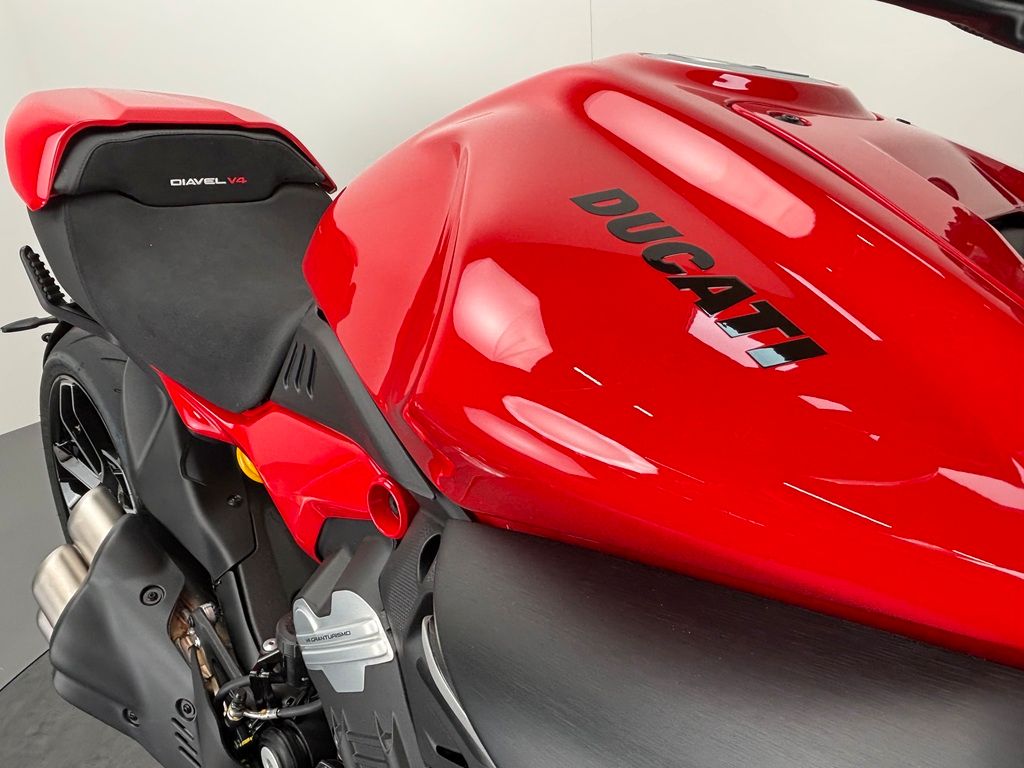 Fahrzeugabbildung Ducati DIAVEL V4 *NEUWERTIG *1. HAND