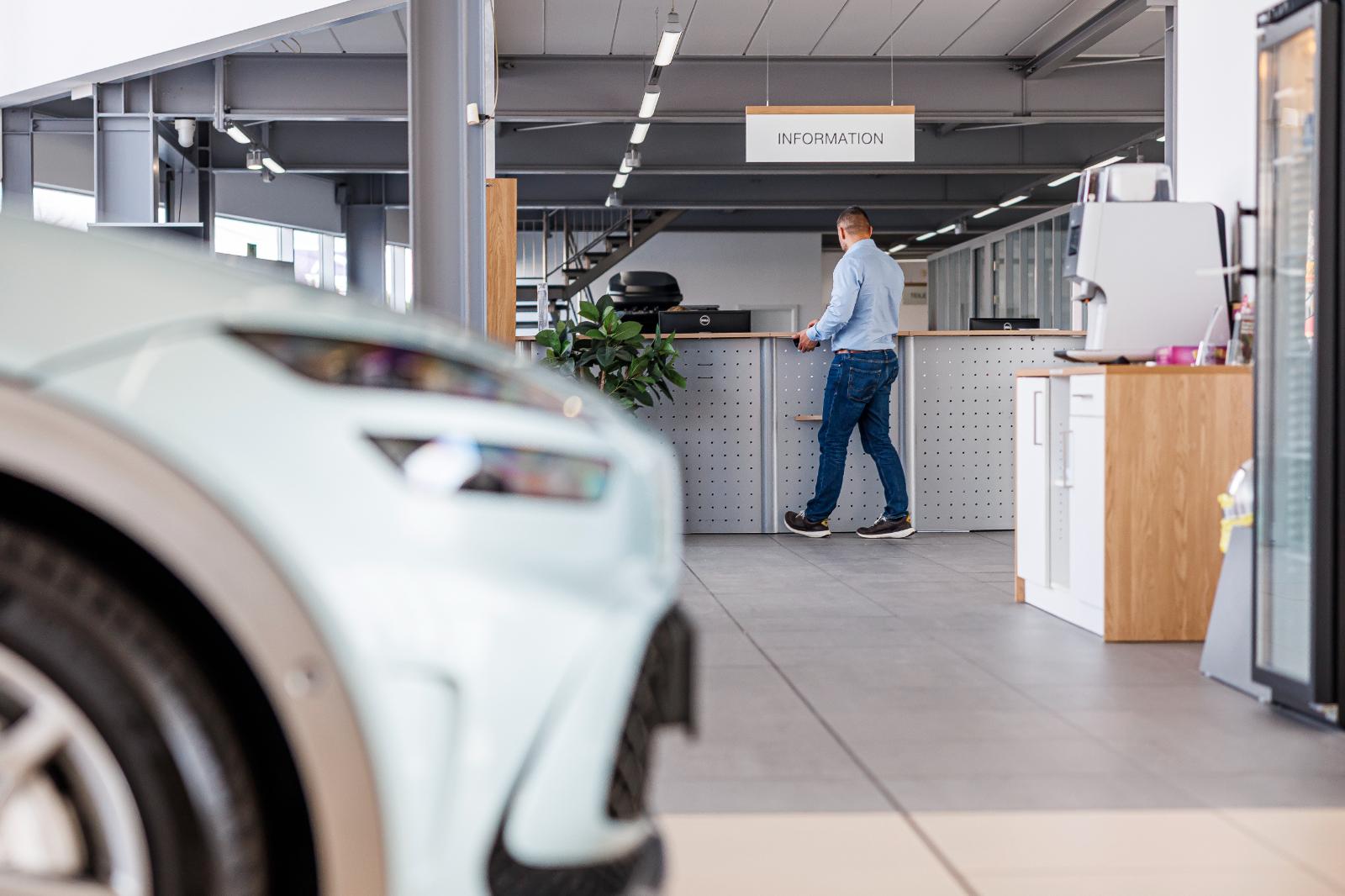 showroom-image-top