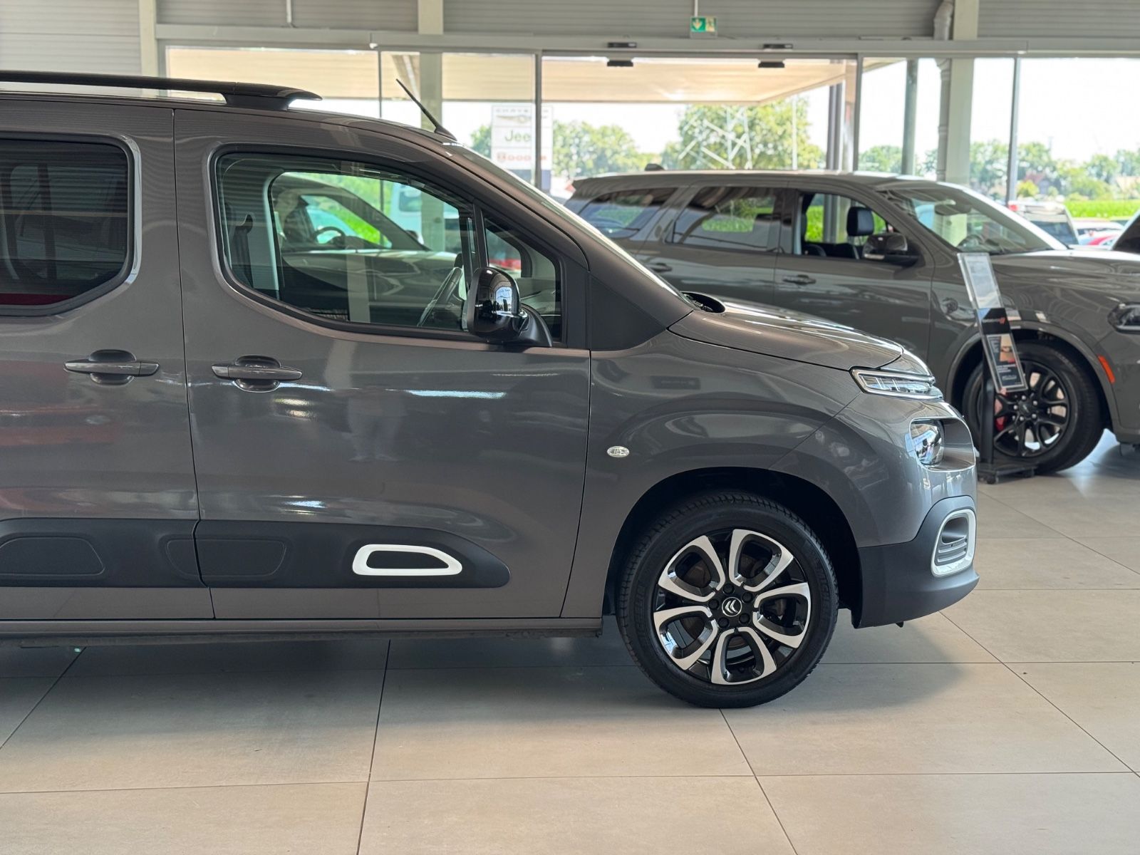 Fahrzeugabbildung Citroën Berlingo 1.5 BlueHDi 130 FAP Shine XL "Camping"
