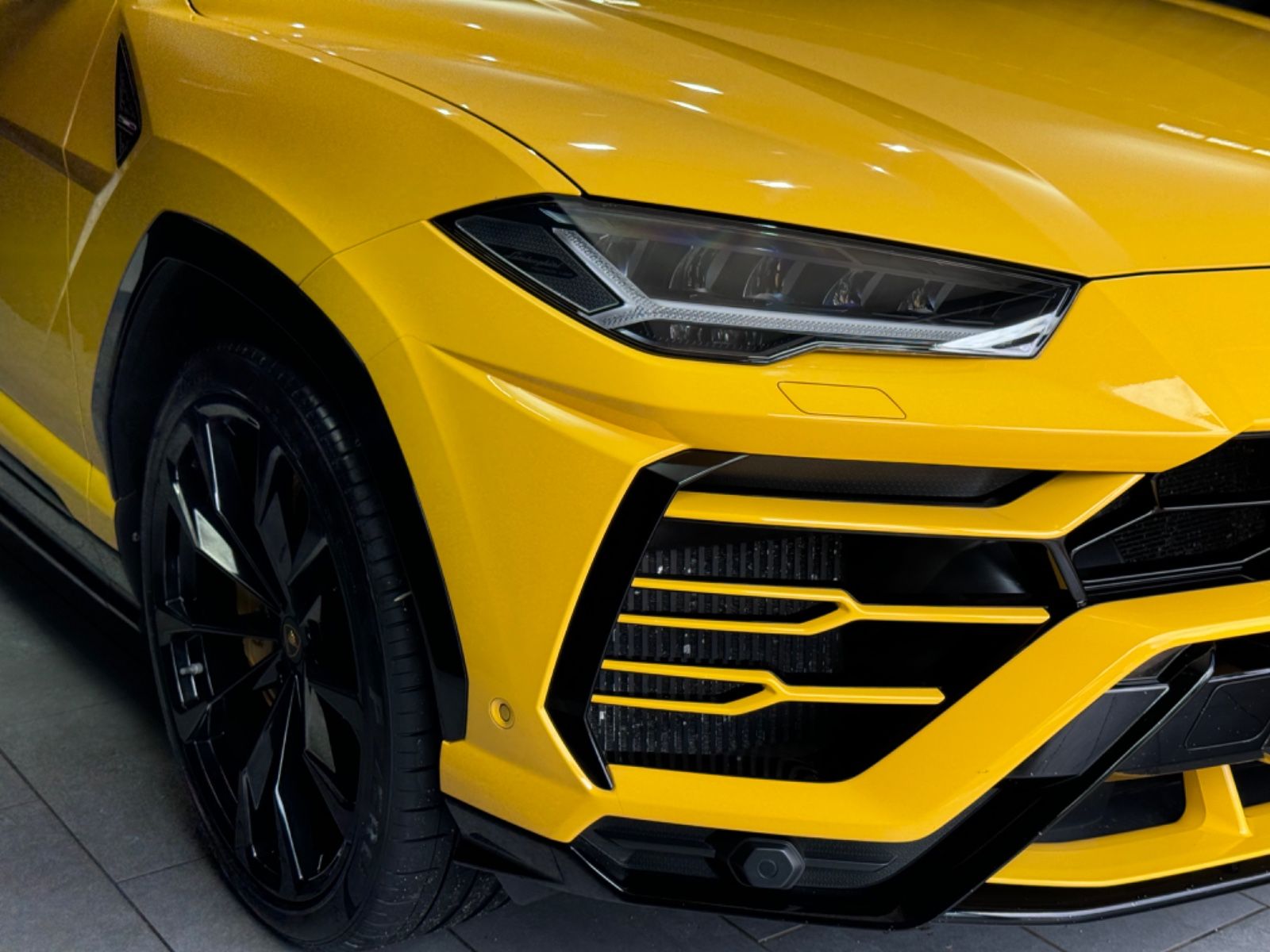 Fahrzeugabbildung Lamborghini URUS| MASSAGE | PANO |LUFT|B/O|NIGHT|23ZOLL|ADAS