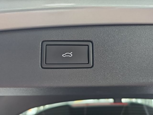 Fahrzeugabbildung Volkswagen Tiguan 1.5 eTSI DSG R-Line IQ.LIGHT STDHZ NAVI A