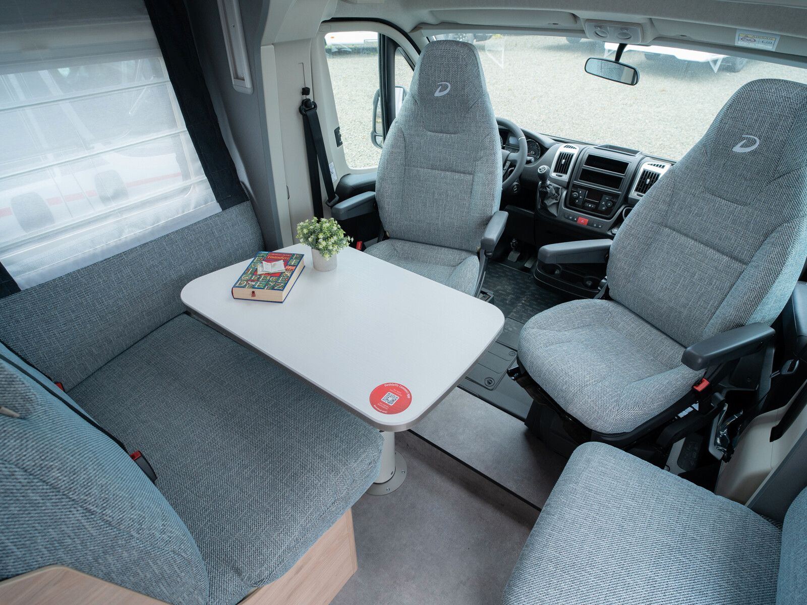 Fahrzeugabbildung Dethleffs Just Camp T 6812 EB Hubbett, Lithium, Rahmenfen.