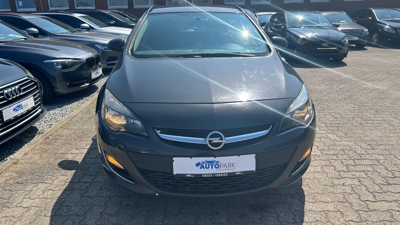 Opel Astra 2012 — rear view