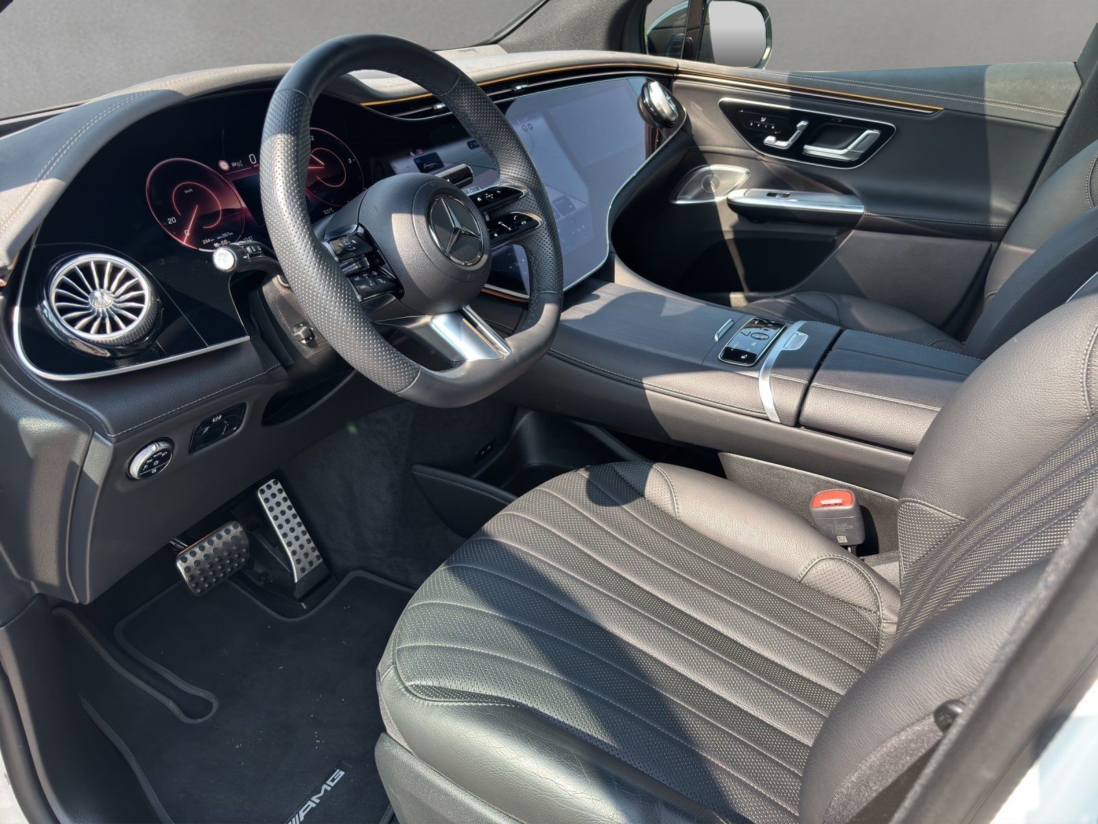 Fahrzeugabbildung Mercedes-Benz EQE 350 SUV AMG Prem+ HYPER AIRMATIC AHK 22KW TV