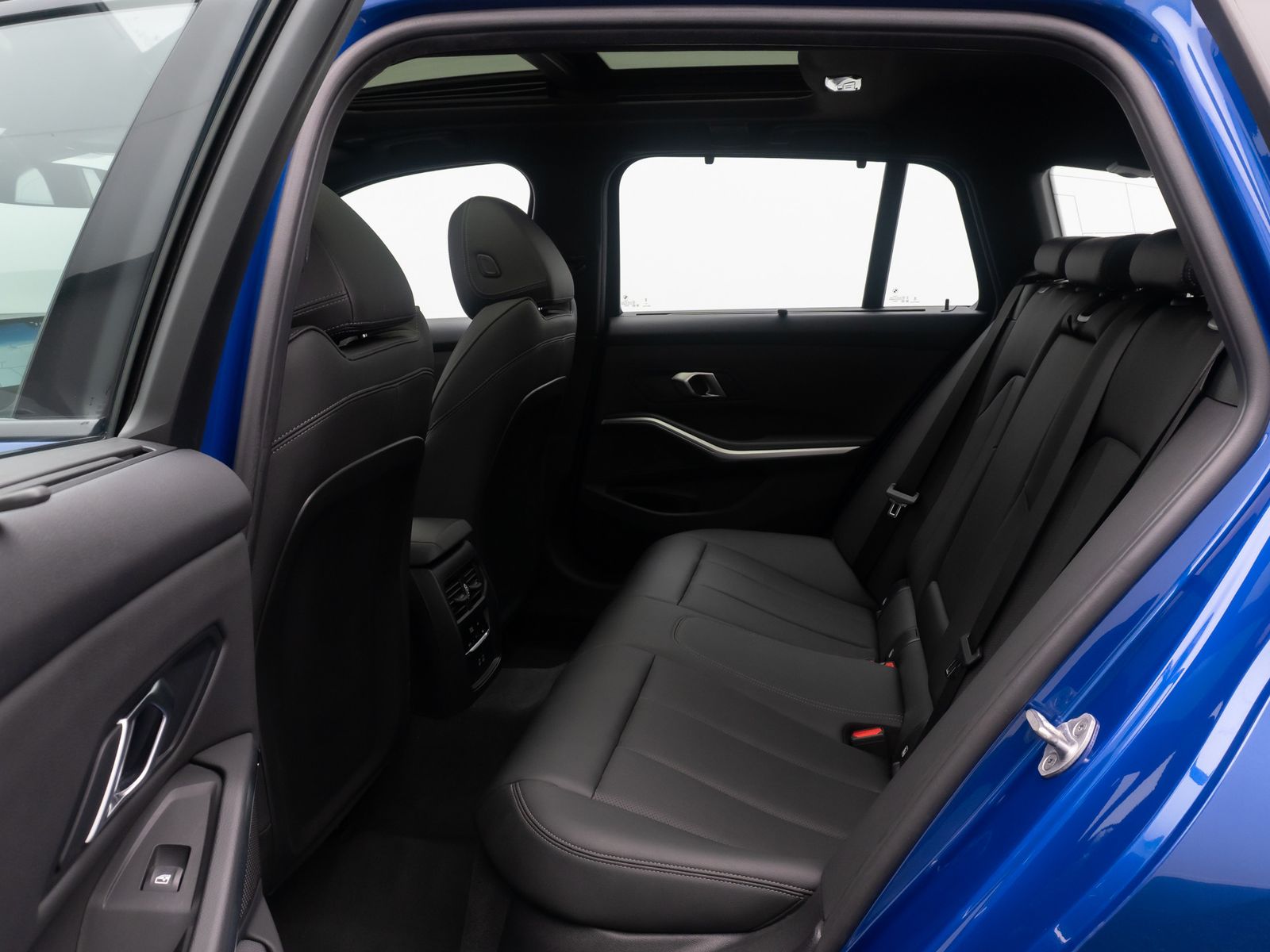Fahrzeugabbildung BMW 320i M Sport DAB Kamera AHK Panorama HUD 19Zoll