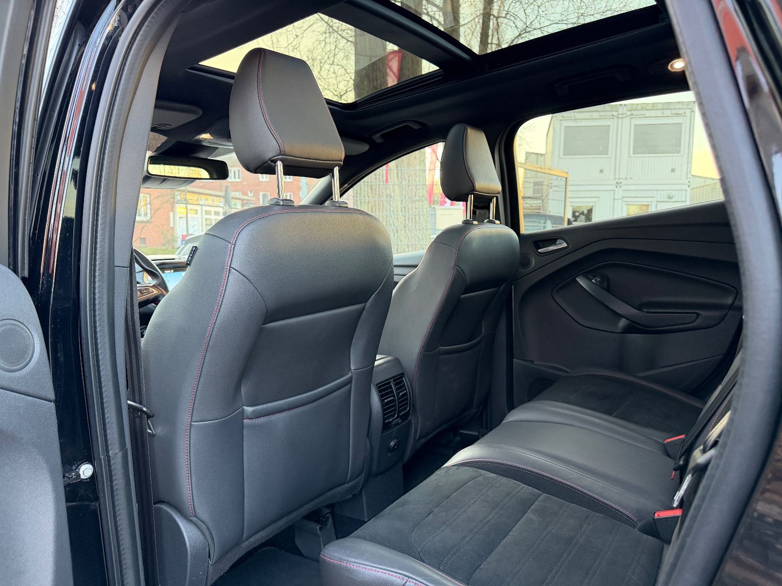 Fahrzeugabbildung Ford Kuga ST-Line ALLRAD*PANO*ALCANTARA*AHK*