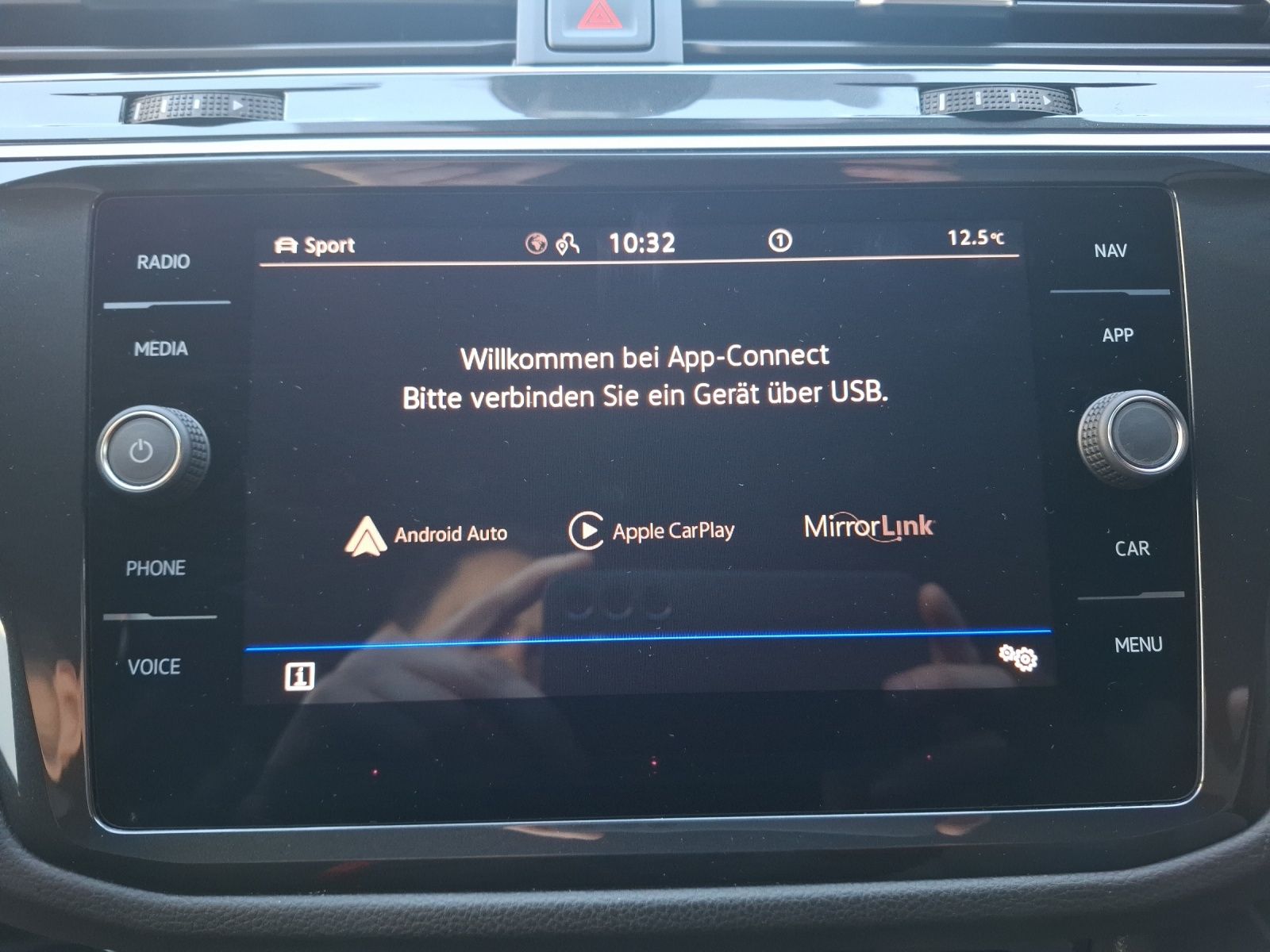 Fahrzeugabbildung Volkswagen Tiguan R DSG 4M Matrix AHK Navi AID ACC RFK SH 2