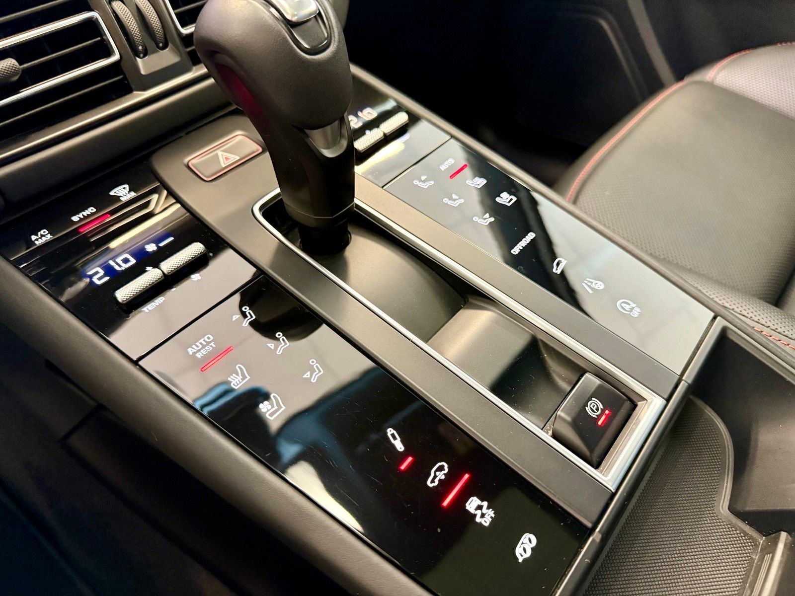 Fahrzeugabbildung Porsche Macan GTS Panorama/AHK/SportChrono/21Zoll/360