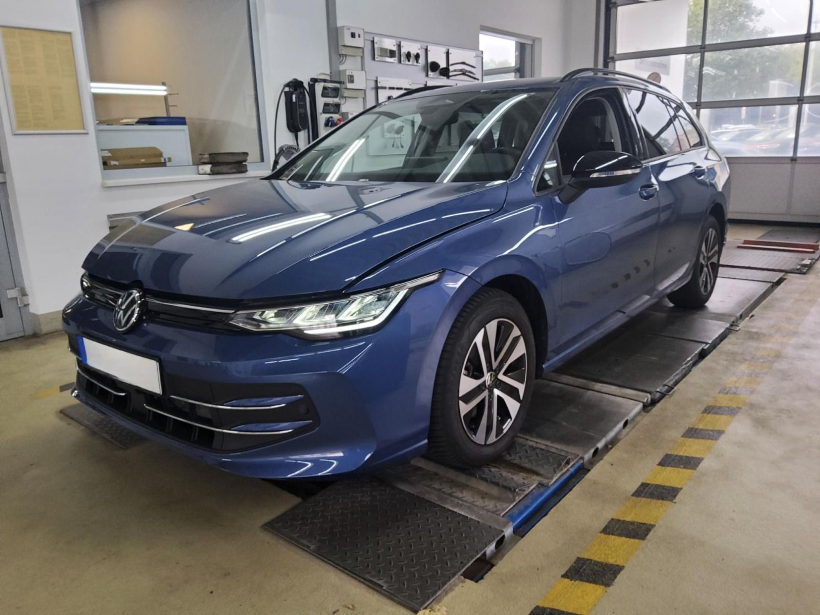 Volkswagen Golf Variant VIII 1.5 eTSI Goal LED Rear View foto 2