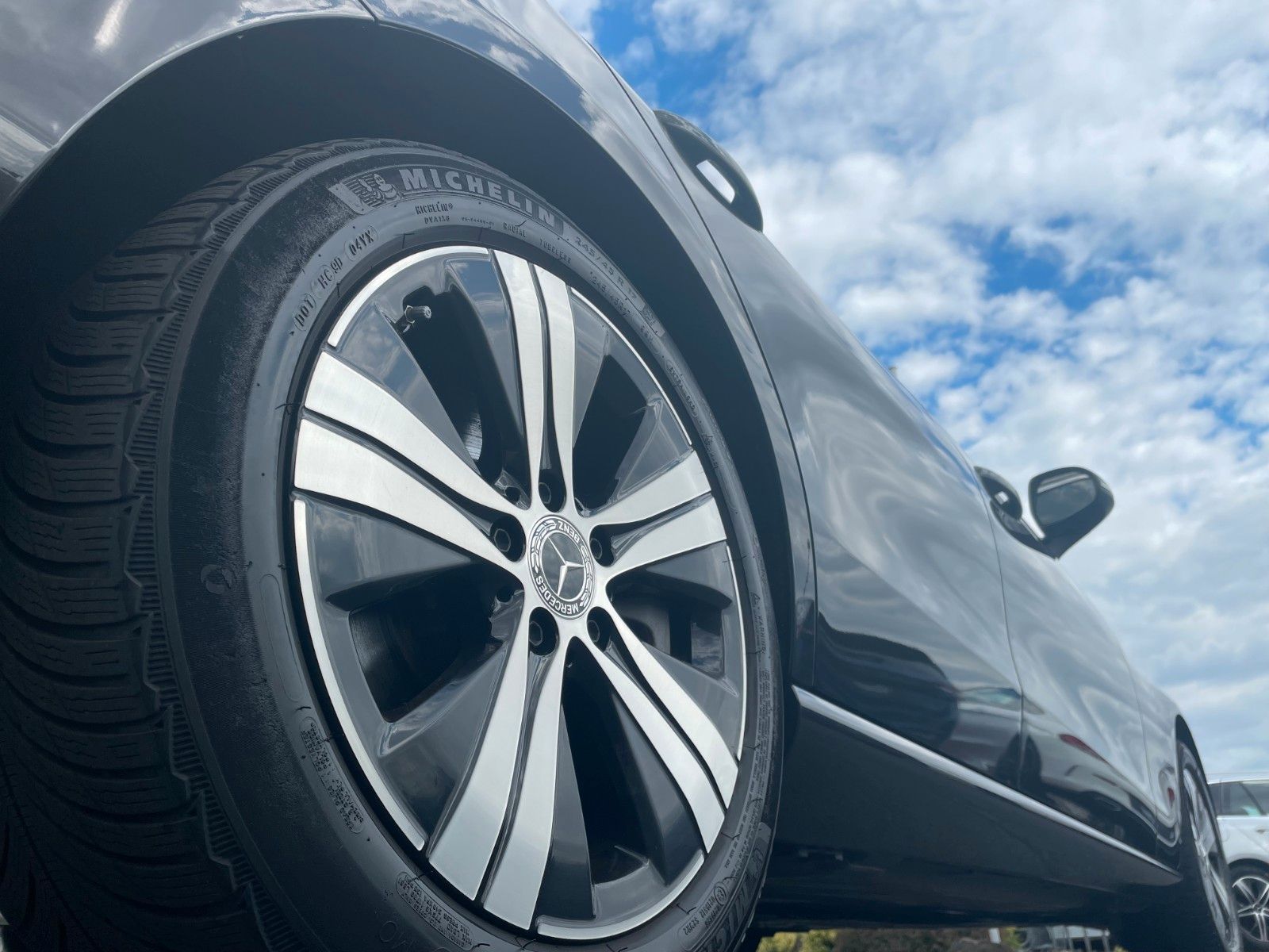 Fahrzeugabbildung Mercedes-Benz C 300 e T AVANTGARDE R-Kamera+TOTW+Carplay