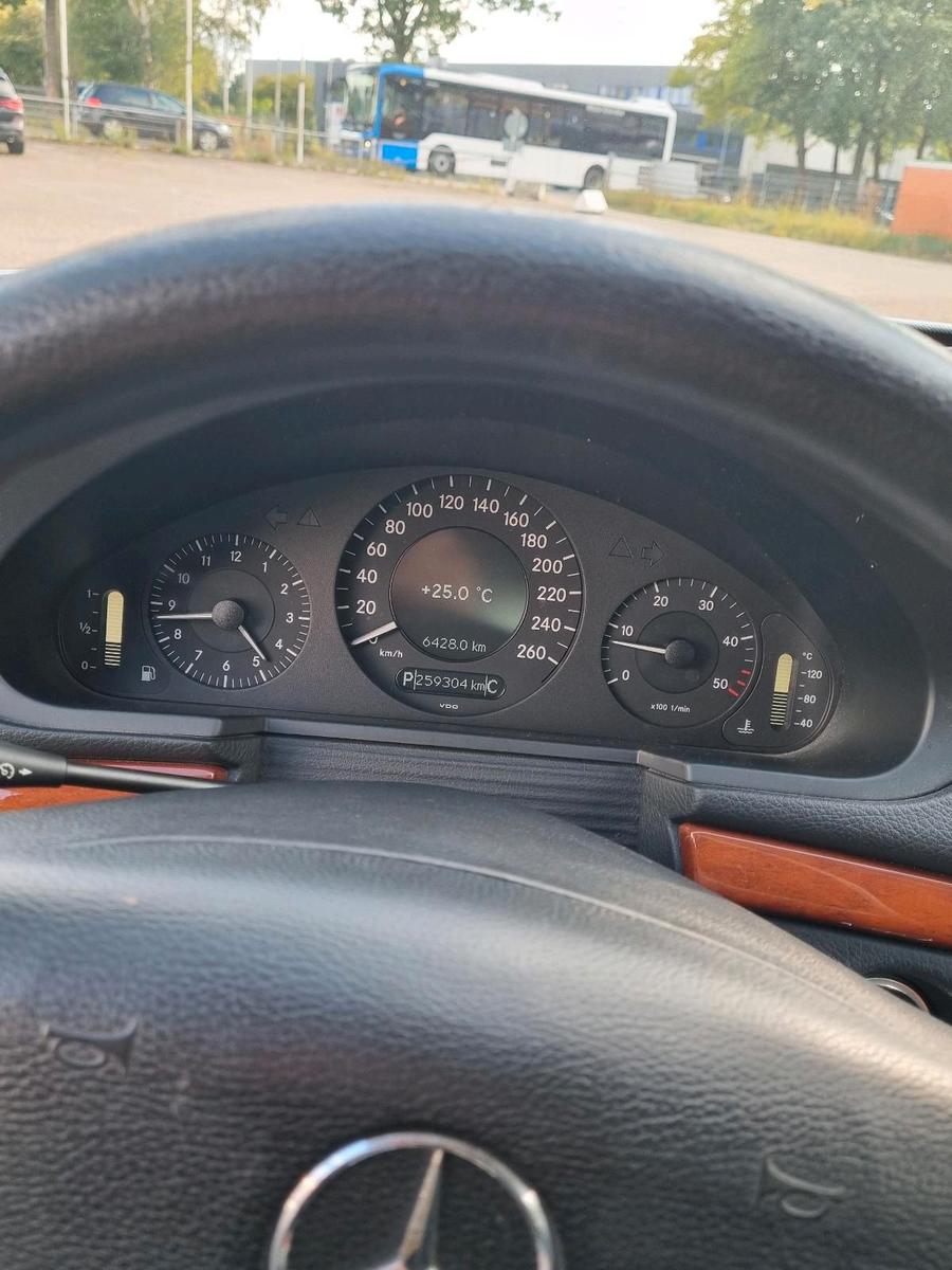 Mercedes-Benz E200 2008 — photo 8