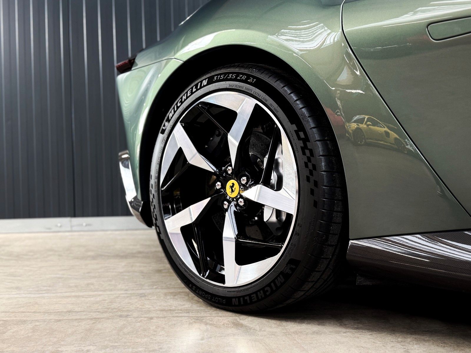 Fahrzeugabbildung Ferrari 12Cilindri + Cabon + Lift + Verde Minerale Metal