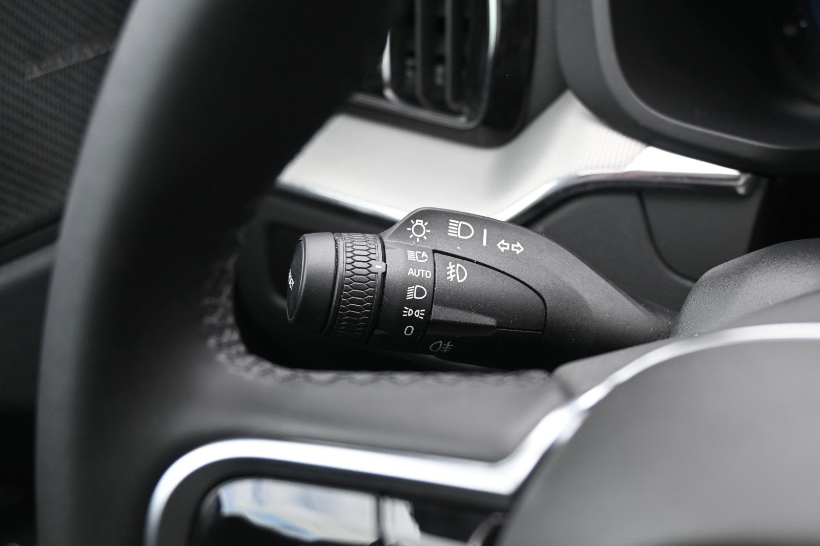 Fahrzeugabbildung Volvo XC60 B4D Plus Dark*LED*PANO*STHZ*360*H&K*BLIS