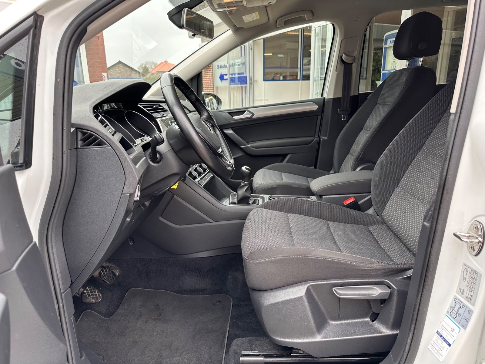 Fahrzeugabbildung Volkswagen Touran Comfortline 1.4 TSI 7-Sitze/ACC/SHZG/Navi