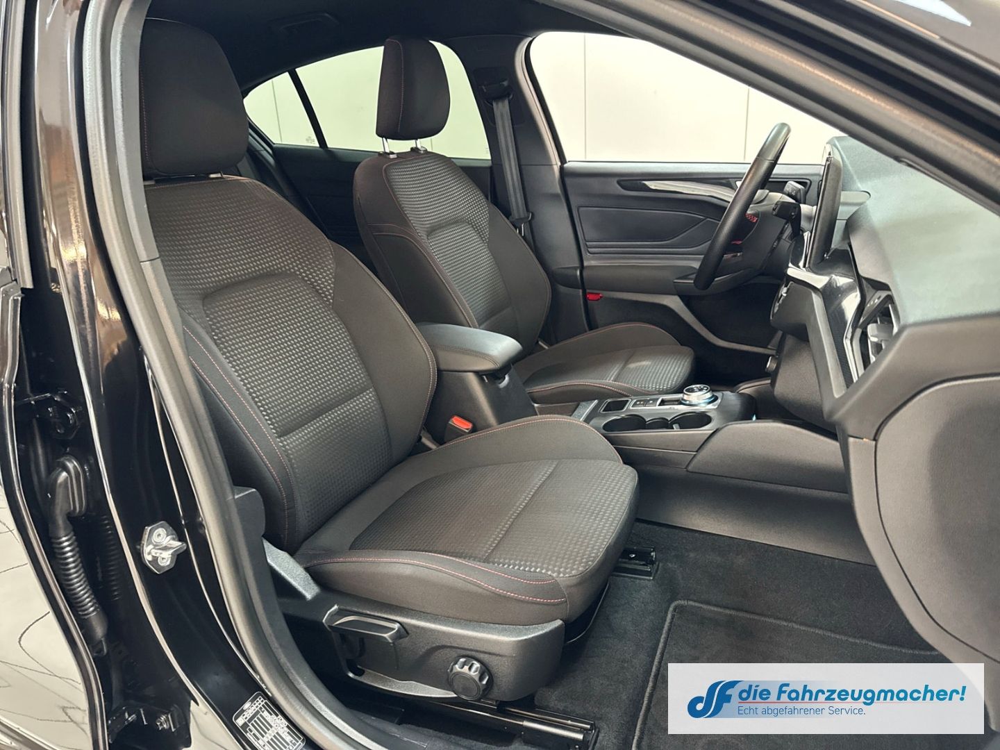 Fahrzeugabbildung Ford Focus ST-Line Navi LED ACC Apple CarPlay Android